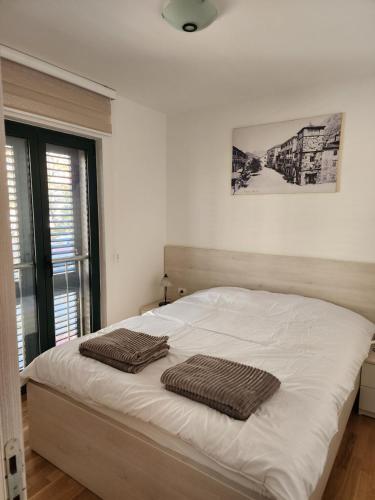 One-Bedroom Apartment room in Megy Apartment with parking and sea view