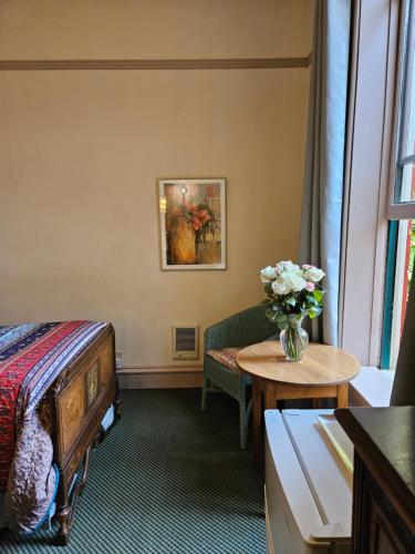 640139833 Hotel Planter