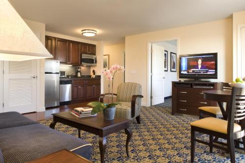 Newport Beach Hotel & Suites in Middletown, USA