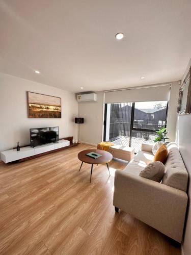 Edge West Home at handy location, Auckland (fotografie 7)