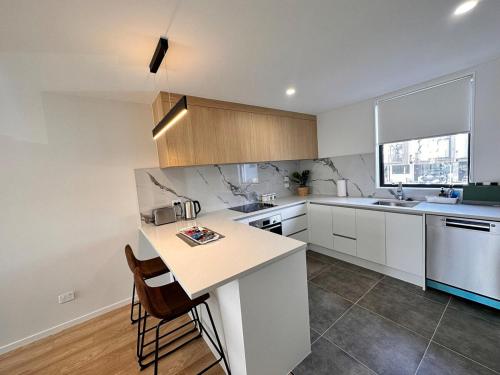 Edge West Home at handy location, Auckland (fotografie 9)