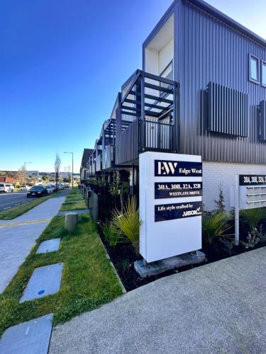 Edge West Home at handy location, Auckland (fotografie 10)