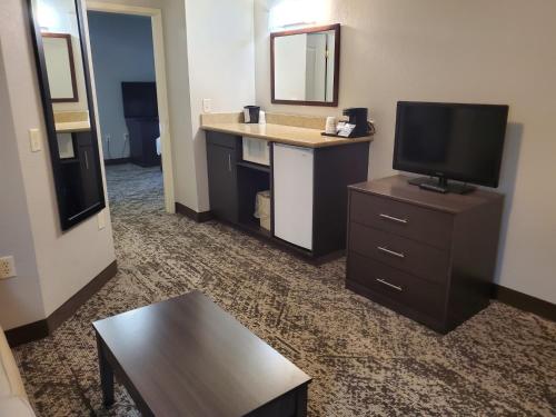 Best Western Plus Fort Wayne Inn & Suites North - image 7