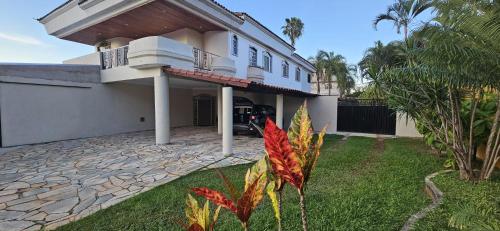 Casa com 4 quartos e hidro, garagem 4 carros
