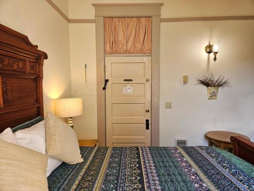640147170 Hotel Planter