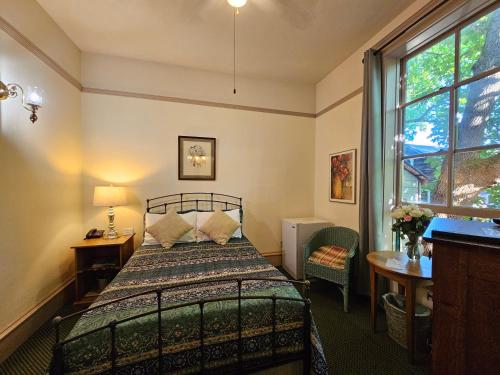 640155455 Hotel Planter