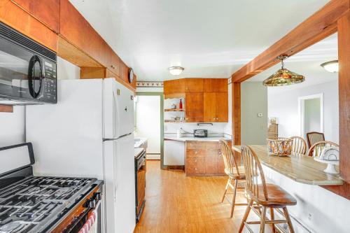 Renovated Chatham Home about Half Mi to Downtown! in Chatham, USA