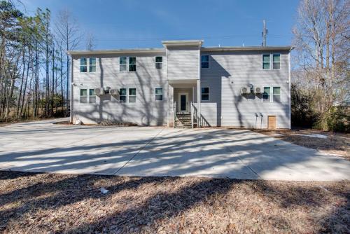 3 Mi to Six Flags Atlanta Area Apartment in Mableton