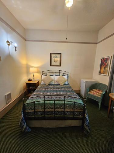 640158158 Hotel Planter