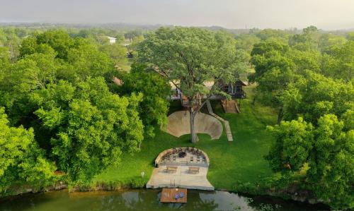 Kilátás, Treetop River Cabins on the Guadalupe River in Center Point (TX)