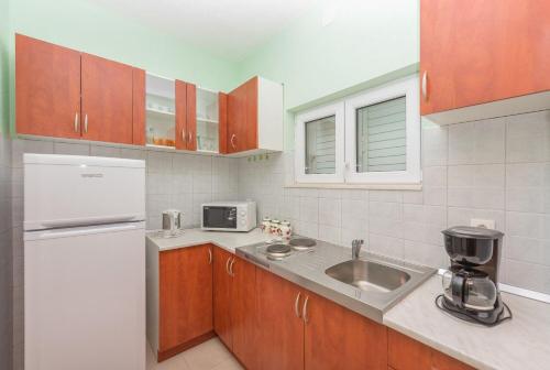 One-Bedroom Apartment image 4