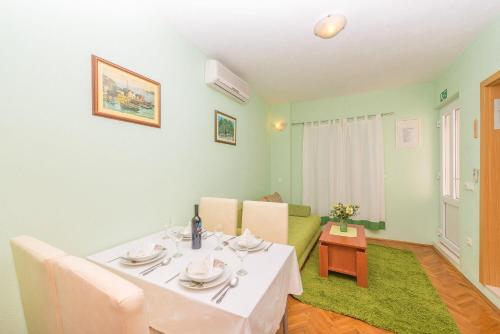 One-Bedroom Apartment image 5
