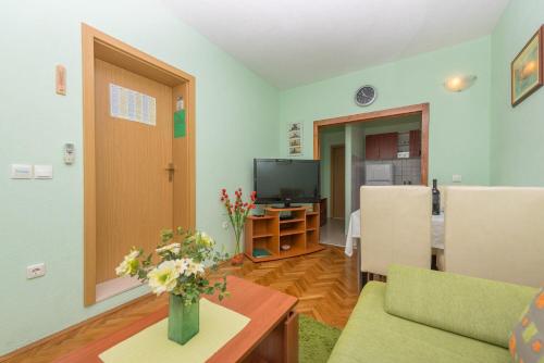 One-Bedroom Apartment image 8