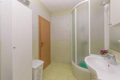 One-Bedroom Apartment image 2