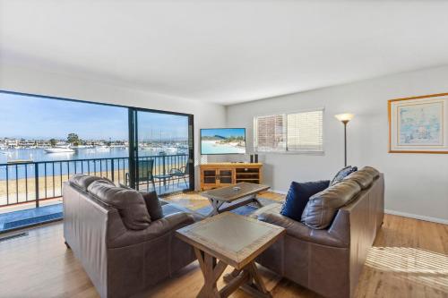 925 W Bay Ave in Newport Beach, USA