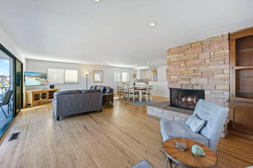 925 W Bay Ave in Newport Beach, USA