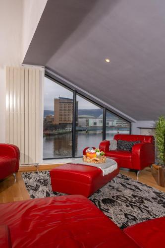 Luxury 5-Bed Penthouse with Free Parking & Views in Albertbridge