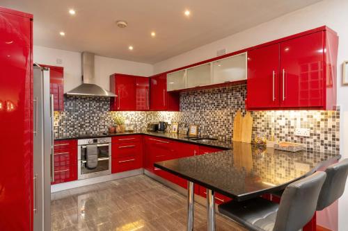Luxury 5-Bed Penthouse with Free Parking & Views in Albertbridge