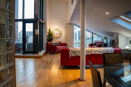 Luxury 5-Bed Penthouse with Free Parking & Views in Albertbridge