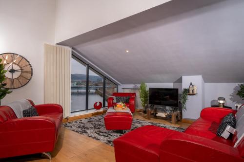 Luxury 5-Bed Penthouse with Free Parking & Views in Albertbridge