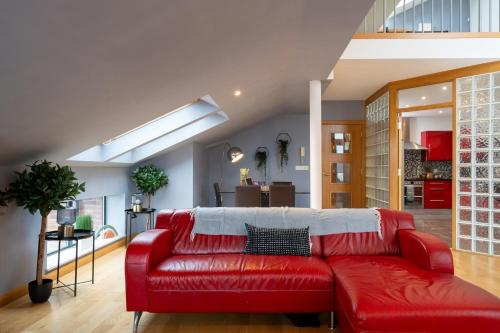 Luxury 5-Bed Penthouse with Free Parking & Views in Albertbridge