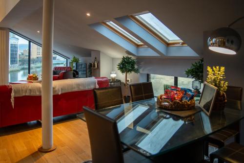 Luxury 5-Bed Penthouse with Free Parking & Views in Albertbridge