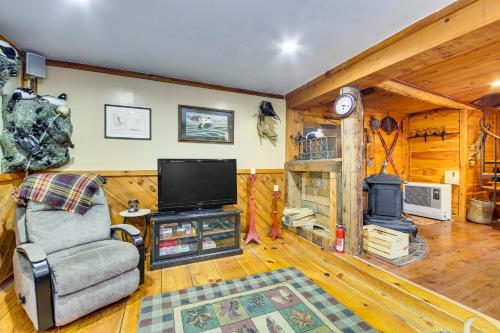 Rustic Searsport Cabin Loft and Sunroom on 10 Acres - image 12