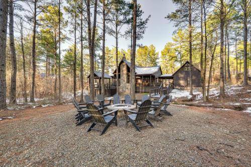 Hot Tub and Game Room Spacious Cabin in Broken Bow!