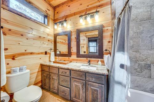 Hot Tub and Game Room Spacious Cabin in Broken Bow!