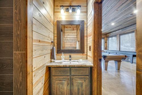 Hot Tub and Game Room Spacious Cabin in Broken Bow!