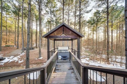 Hot Tub and Game Room Spacious Cabin in Broken Bow!