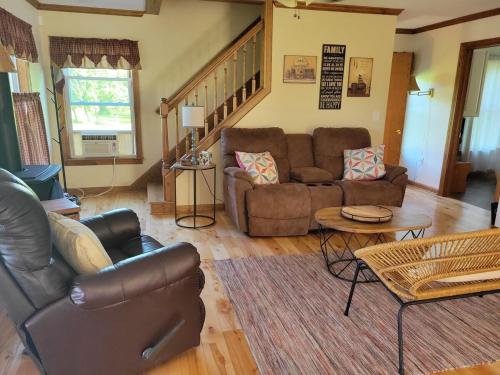 Modern, Amish-Built Farmhouse, 3 bedrooms sleeps 6 in Medina (NY)