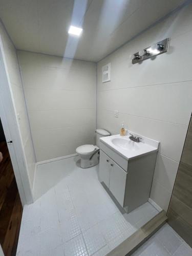 Baño, Modern Studio in Billy White