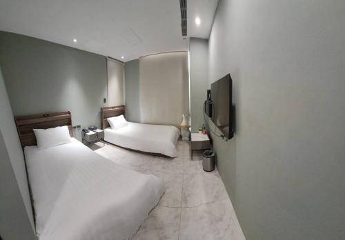 2 twin beds
