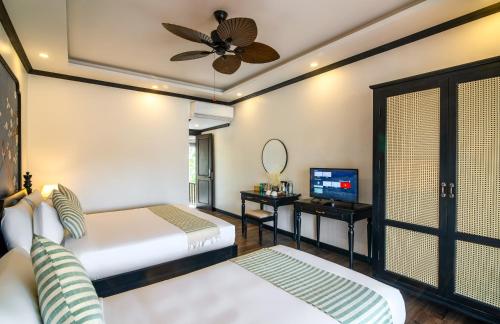 Triple Room with Pool View image 5