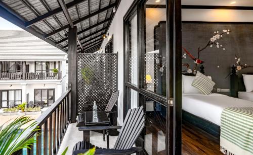 Triple Room with Pool View image 6