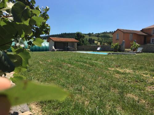 Gîte cosy avec jardin et Wi-Fi, escapade romantique (Gite cosy avec jardin et Wi-Fi, escapade romantique) in Saint-Andre-d'Apchon (Rhone-Alpes)