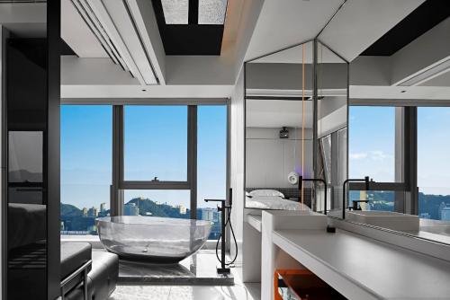 River View King Room image 10