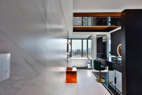180° River View Suite image 10
