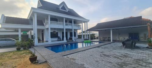 Private TTDI Villa Pool & BBQ, Pingpong table, 6BR, Sleeps 25pax and family friendly, Куала-Лумпур (фото 3)