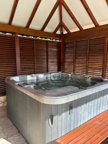 Bañera de hidromasaje, Etalparadise, un paradis tropical in Sainte-Anne