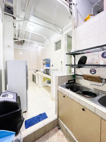 Kitchen, AWANY CO LIVING in Cengkareng