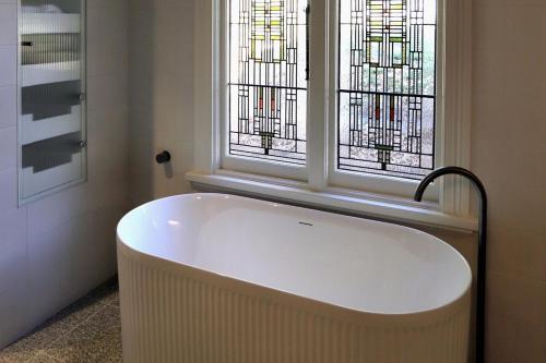Bathroom, Casterton Cottage, paradise garden with spa in Mount Pleasant