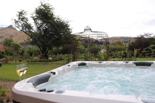 Hot tub, Casterton Cottage, paradise garden with spa in Mount Pleasant
