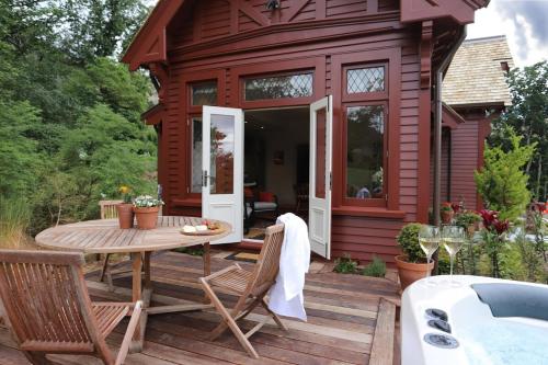 Casterton Cottage, paradise garden with spa in Mount Pleasant