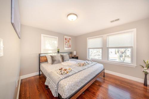 Sparkling 2BR Quincy Apt near Wollaston Beach - Free Parking, Balcony, TV, Pet Friendly 74R in Quincy (MA)