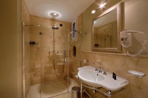 Deluxe Double or Twin Room image 2