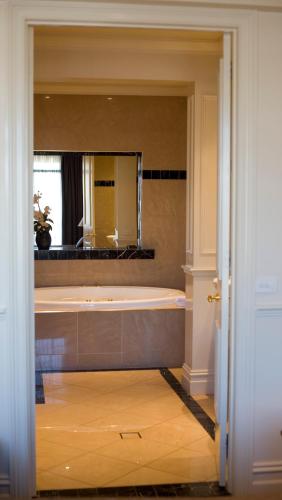 Gallery Apartments Room Type - Deluxe Suite with Spa Bath