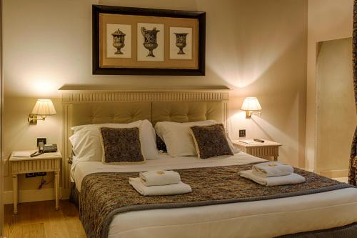 Deluxe Double or Twin Room image 6