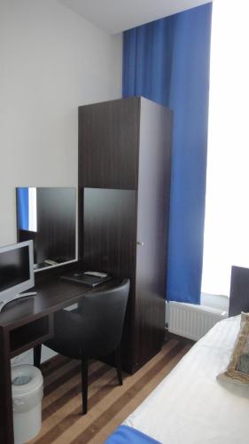 Twin Room with a Connecting door image 5